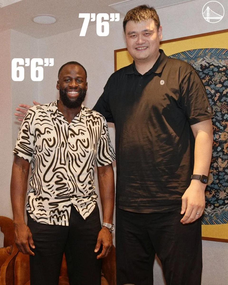 追梦格林中国行和姚明合影了，虽然也是巨星内线，站在大姚身边简直就像小学生近日
