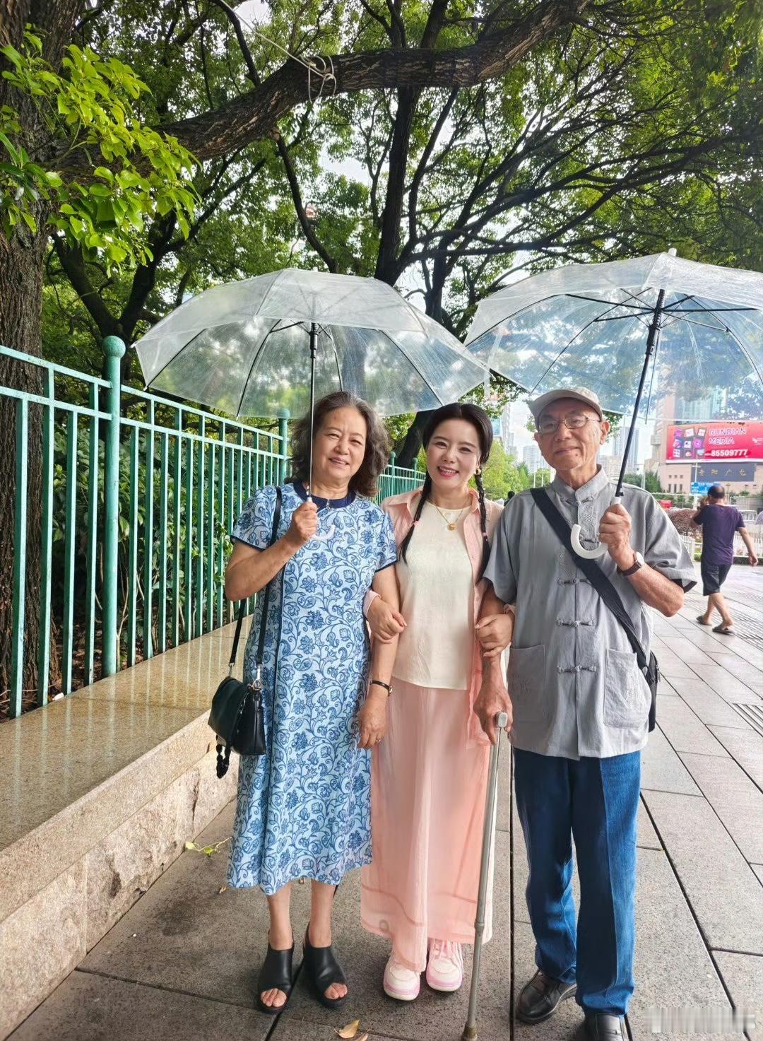 龚琳娜跟爸妈散步，像个小女孩儿一样。人不管多大，在父母面前都是孩子。看龚琳娜