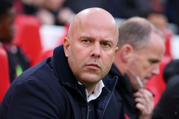 费耶诺德时期斯洛特的助手普西奇表示："我认为阿尔内目前在利物浦得到的赞誉远比他应