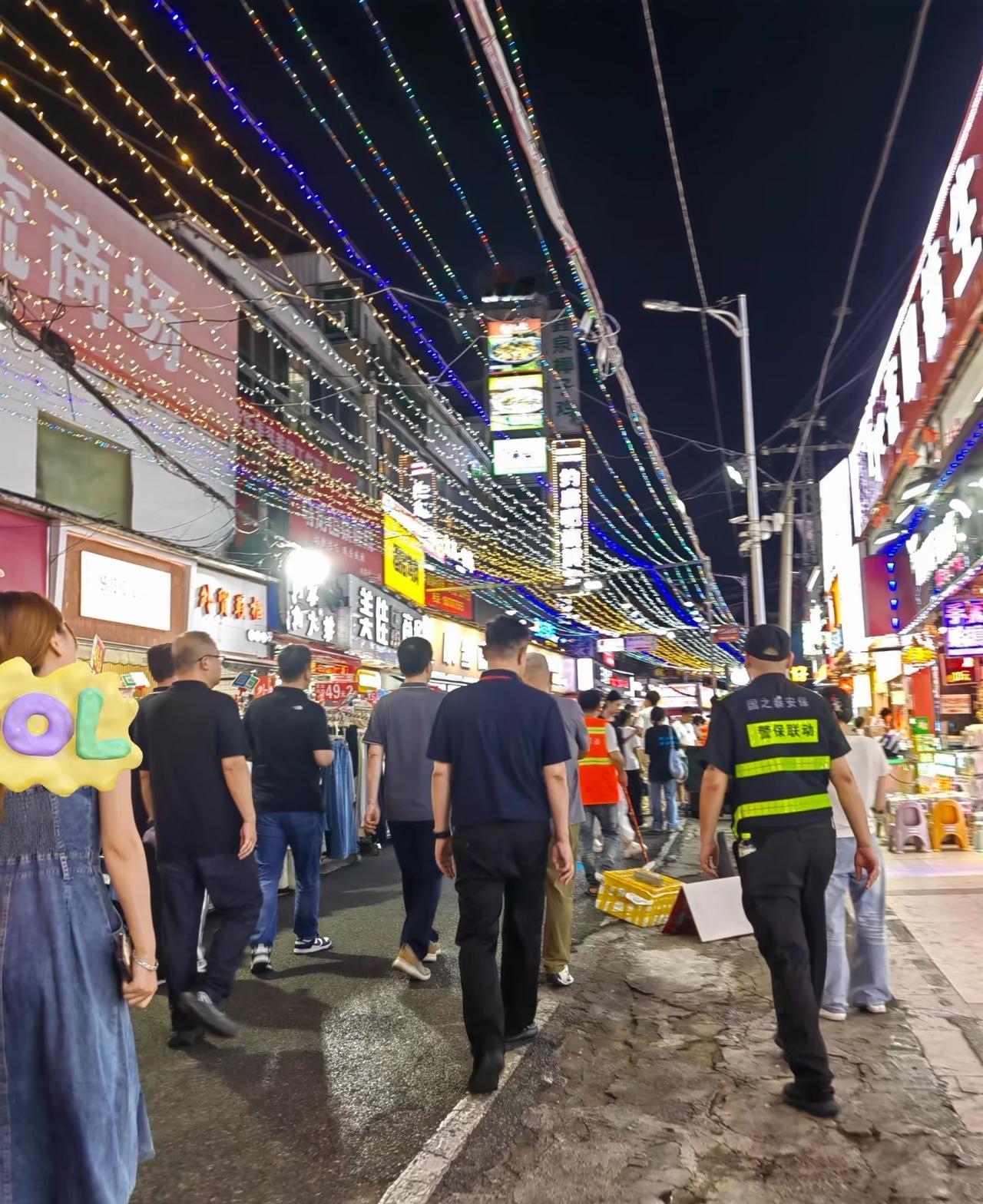 南宁农院路今天啥情况？好多店铺没开门、摊位没来摆，走在路上被保安从后面往路边