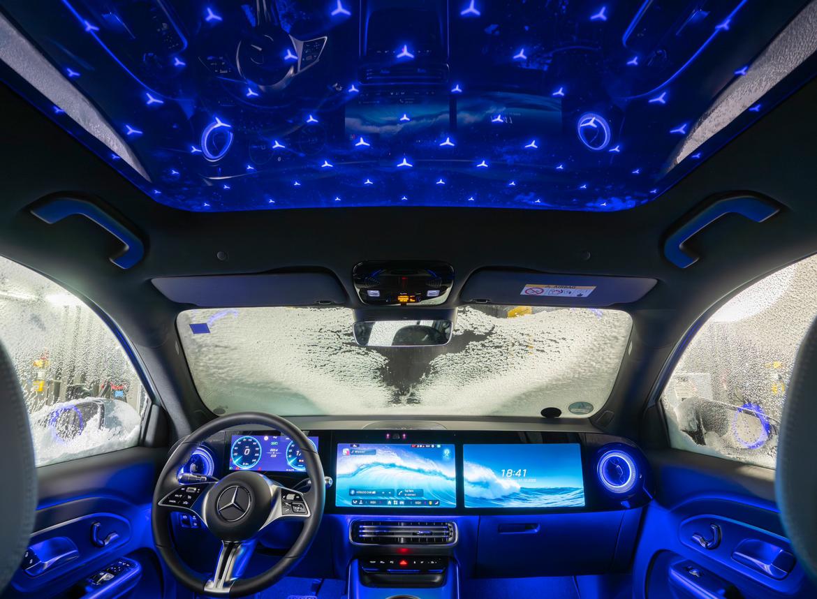 奔驰发布了全新纯电动GLB的内饰。它包括横跨整个仪表板的三个屏幕、一个全景玻璃