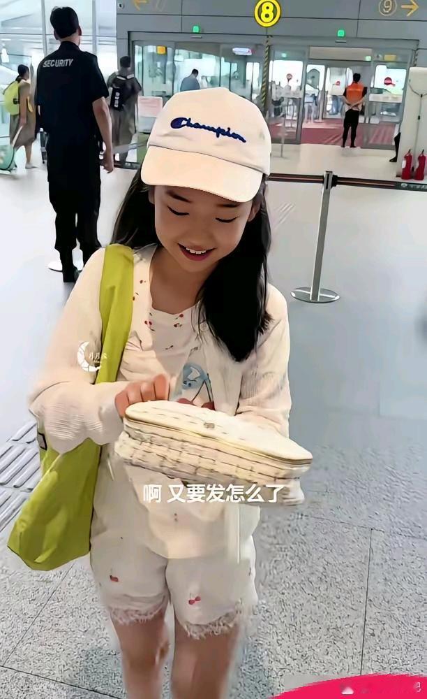 小酒窝又上热搜了。不是演戏，不是走红毯，而是因为一条端午手链。粉丝送的小礼物，她