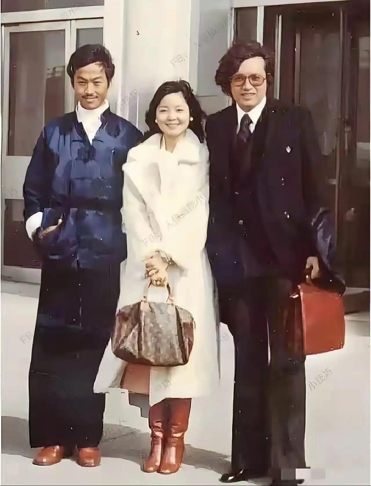 不愧为当年的爆红明星，1978年穿衣打扮就那么好看了，放到现在也很时尚。你们知道