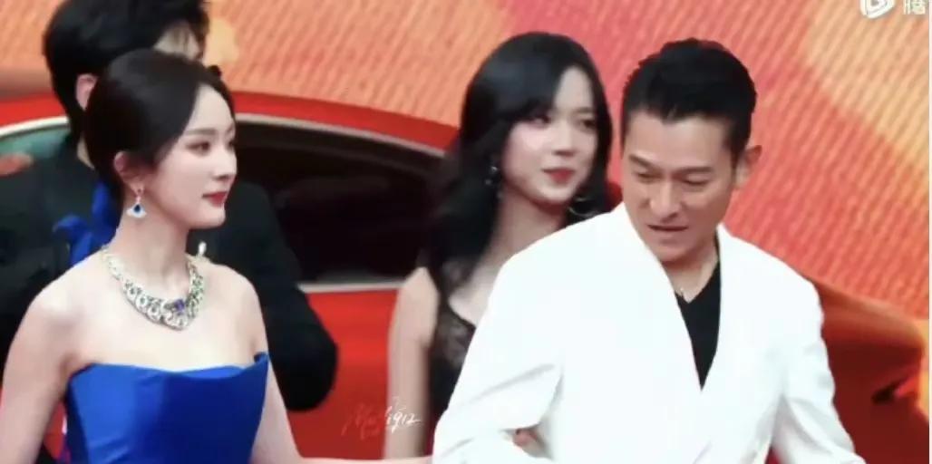 六十多岁的刘德华还是不老男神，在娱乐圈的地位无人能撼动。在公开场合谁要能伴刘德