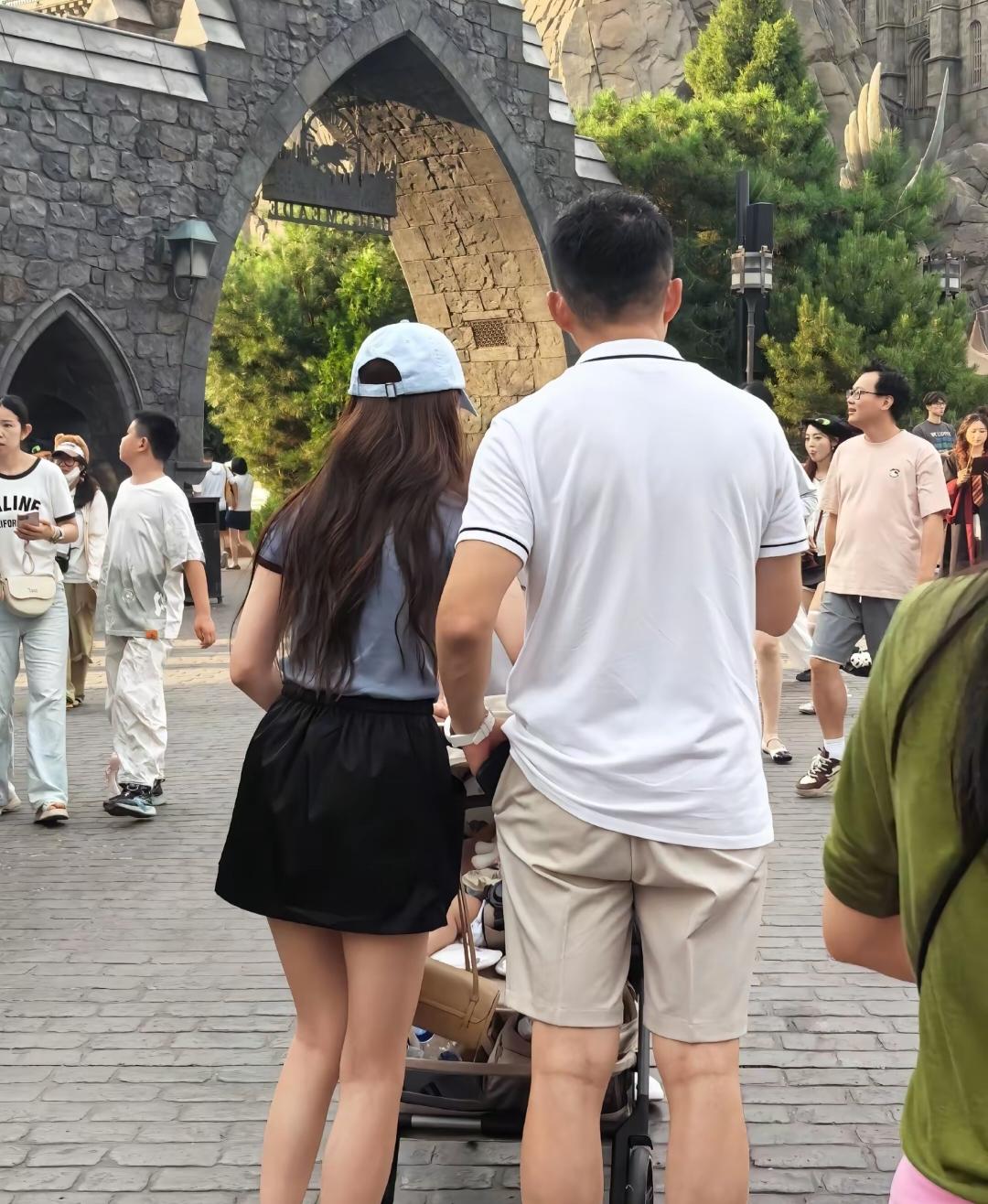 汪小菲和马筱梅带着小儿子现身北京环球影城游玩，马筱梅推着婴儿车，穿着一条小短裙，