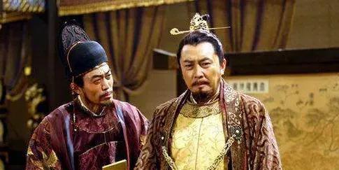 643年，魏王李泰谋反被废，李泰抱着李世民的大腿哭着问:“父皇答应过立儿臣为皇太