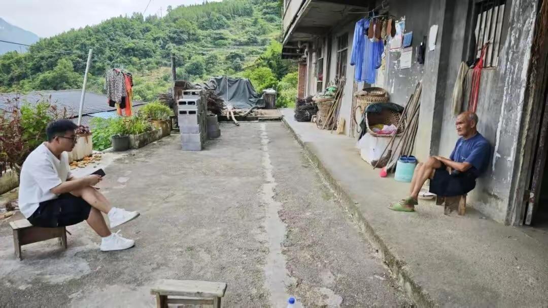 原来，龚宝东毕业于西南政法大学法学院，当网格员只有1年的时间！这么优秀的孩子失联