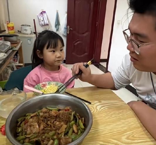 山西，男子净身出户，独自带着两个女儿。突然，小女儿问他:“爸爸，你会找新妈妈吗