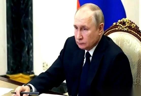 普京早上刚把他免了职，下午人就在莫斯科郊外的一辆特斯拉里凉了。太阳穴一个洞，旁