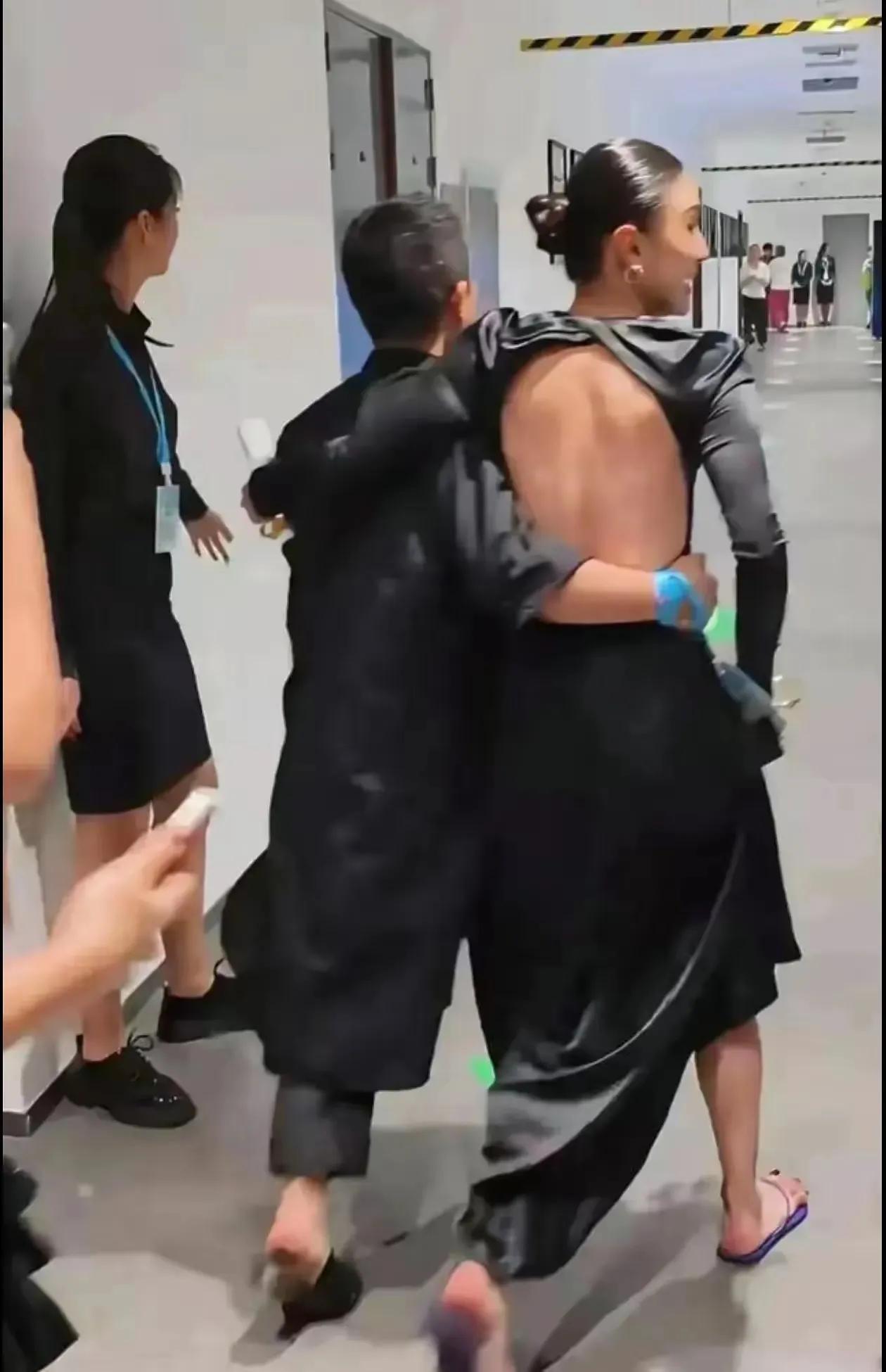宋佳穿着大露背和拖鞋，手里还搂着个男人！要知道，女人腰这个部位可是很重要的。除了