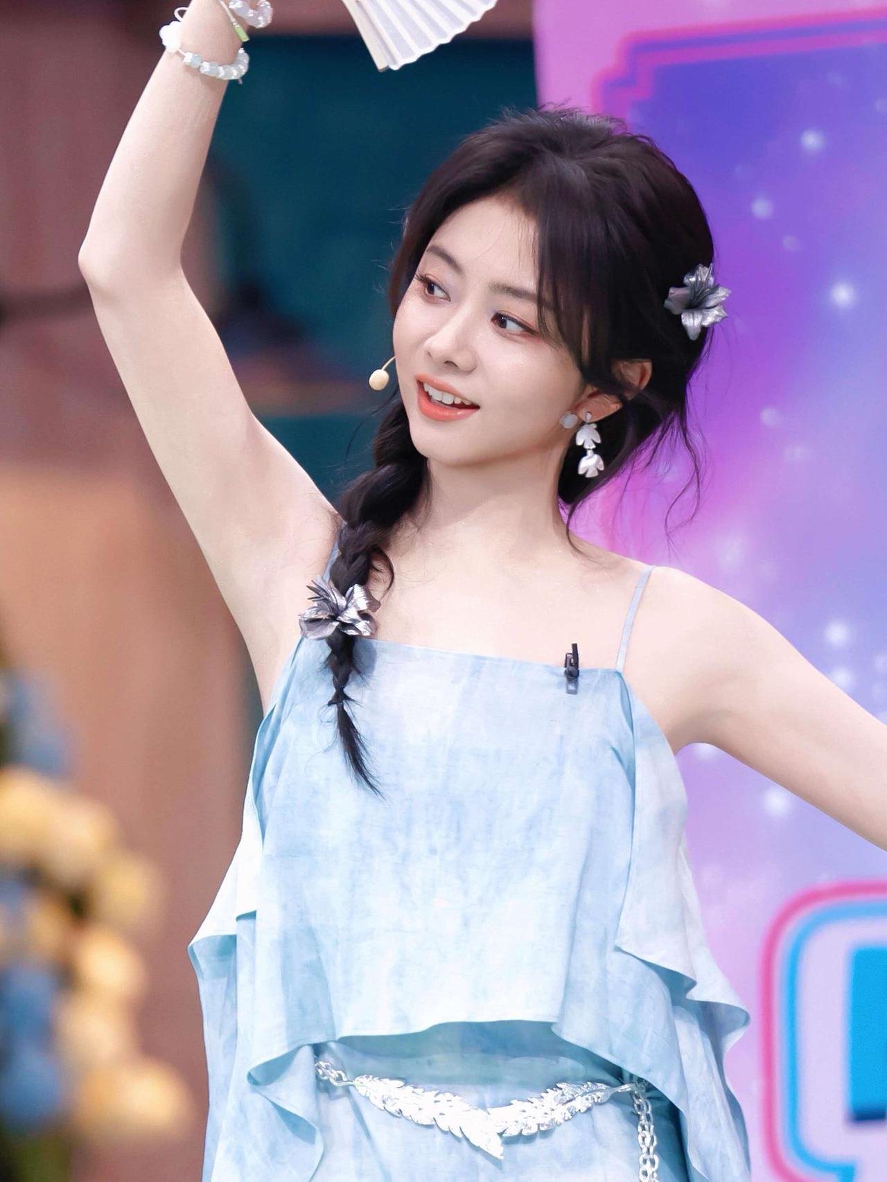我知道谭松韵显年轻，也知道她演技好，但没想到，她身高1米六二，以前竟然是学舞