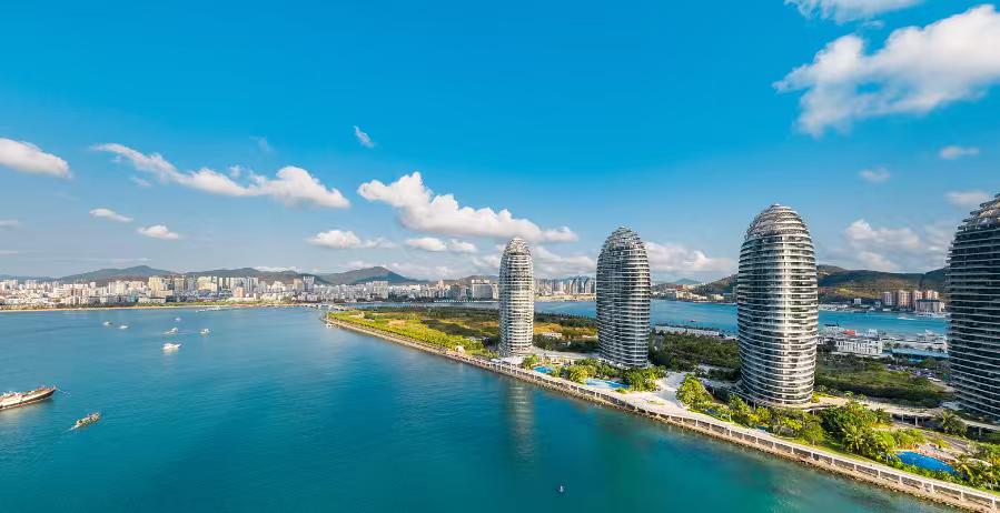 中国十大最美海景城市排行榜中国海岸线绵延1.8万多公里，从热带的蔚蓝沙滩到北