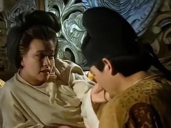 695年，薛怀义洗得白净喷香，进了皇宫后直冲武则天寝宫，一进门他就看见武则天双眼