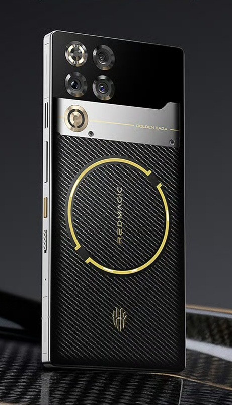 我已经好久都没见过这么丑这么厚重的手机了，努比亚红魔11Pro+背部的设计跟城