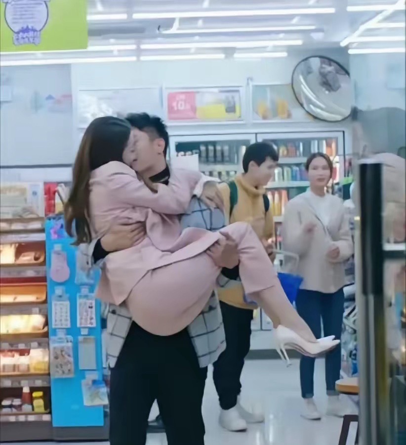 迪丽热巴腰臀比堪称惊艳！被黄景瑜环抱时仍显完美曲线，身材绝了！