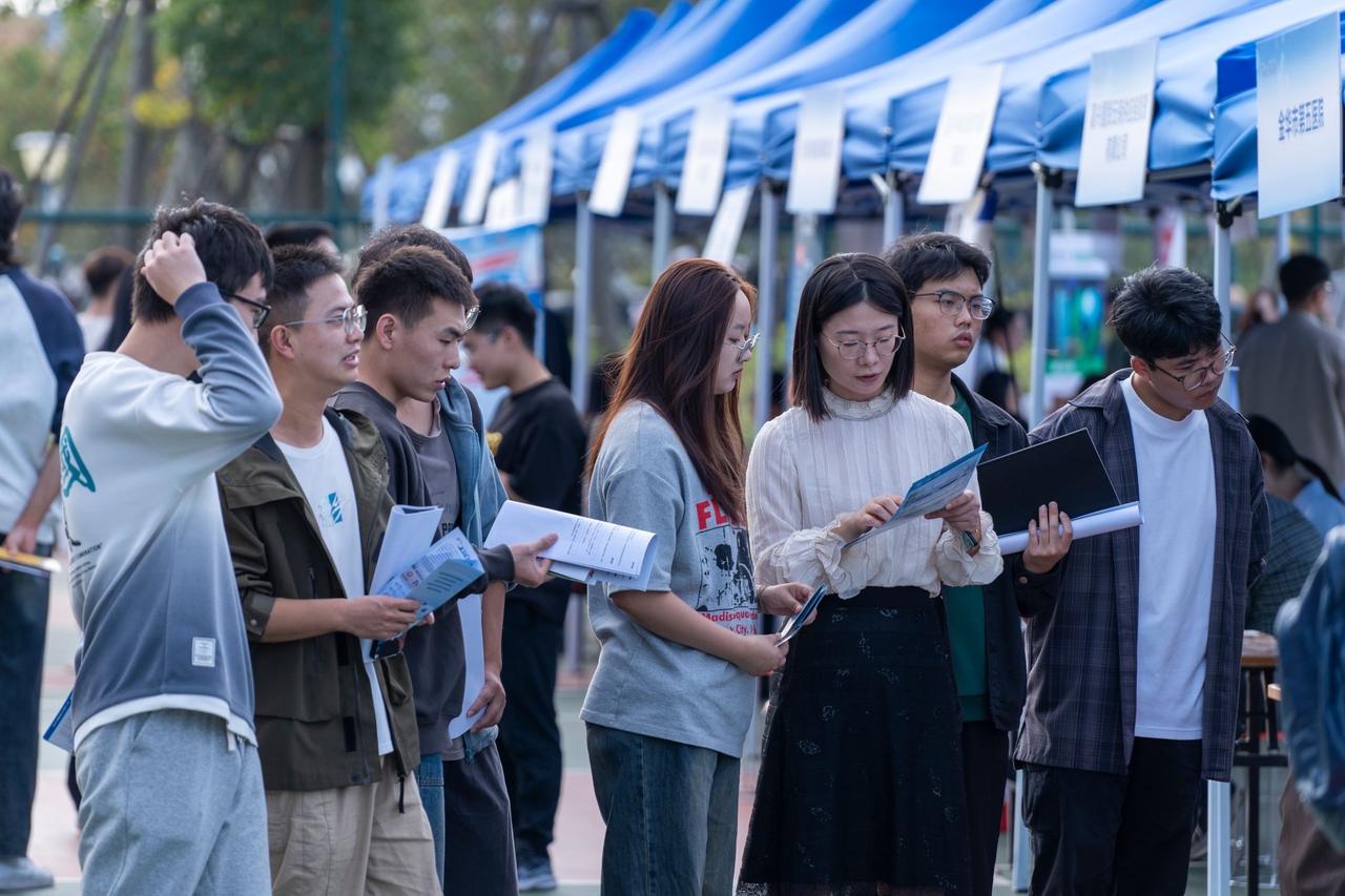 学历重不重要我不知道，反正我刚毕业的时候，我的同学和另一个应聘的一起去面试，结果