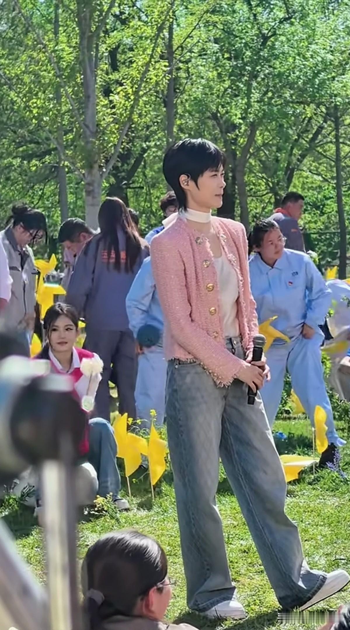 超级女声出道的李宇春，其实也挺有女人味的，越来越秀气，也漂亮多了。不知道为什么