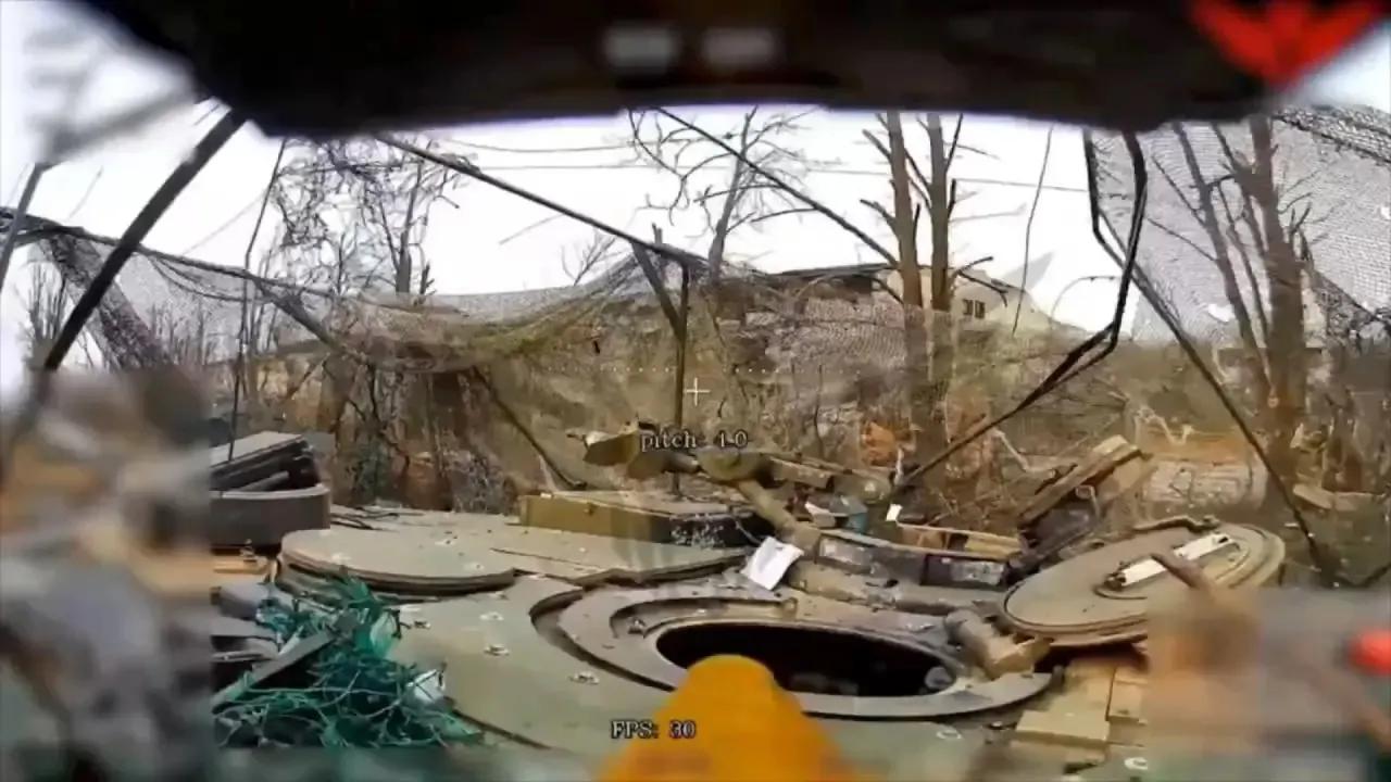 乌军失去了第一辆澳大利亚提供的M1A1坦克。俄罗斯方面发布战场视频，在红军城方向