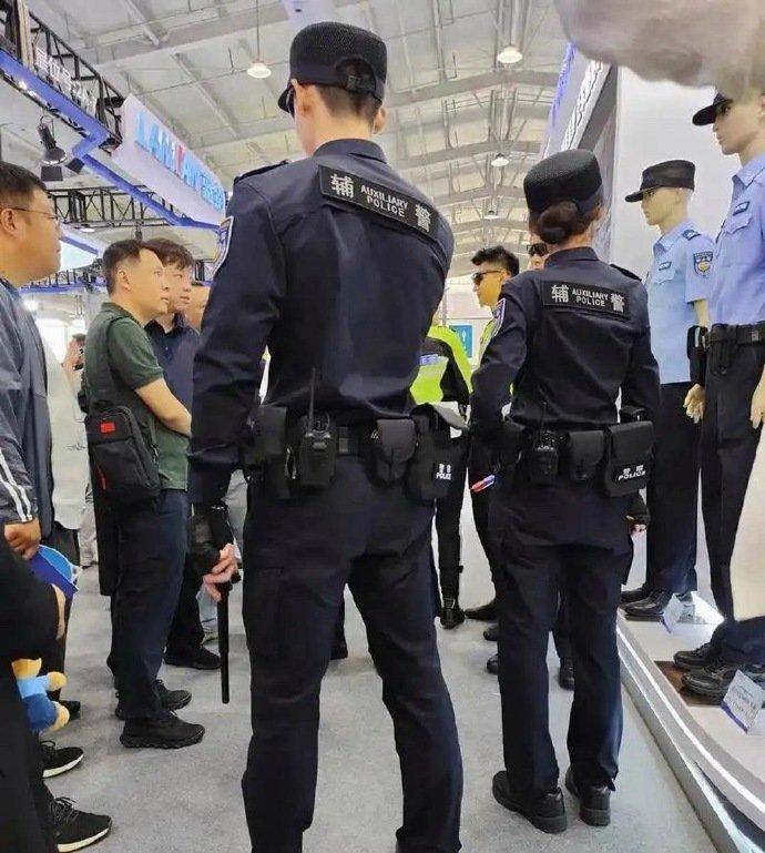 别被制服骗了！辅警≠民警，这只是一份“看起来体面”的工作。有证、有制服、有装