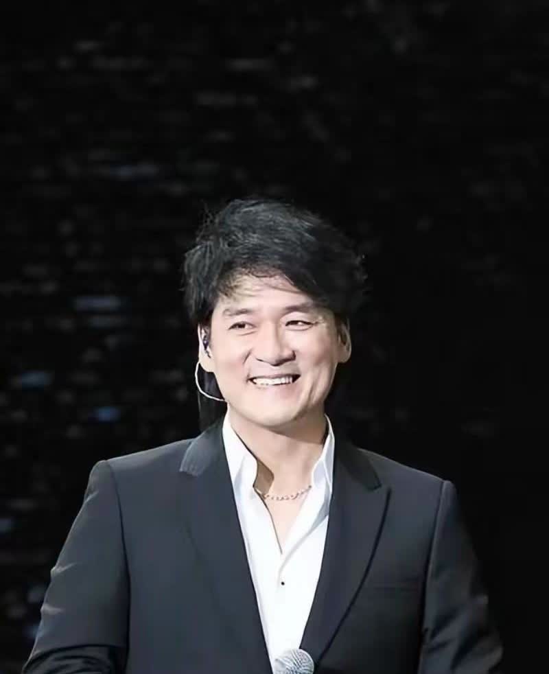 定居美国的周华健，64岁仍满头黑发，妻子老到认不出，女儿很像妈