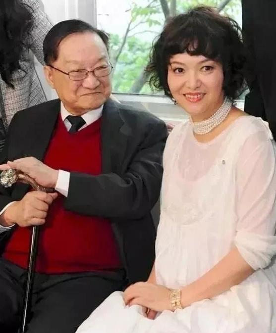 1966年的一天，金庸感到异常疲惫，决定去他常去的餐厅喝咖啡放松一下。在结账时