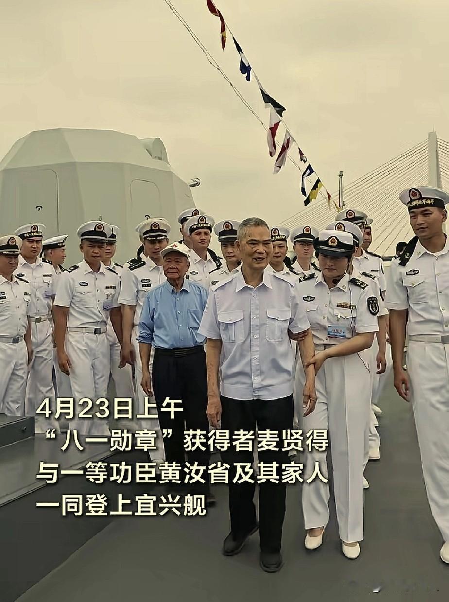 海军舰艇开放日，广东汕头东海港码头，迎来了一位“重磅”参观者，他上过语文课本，在