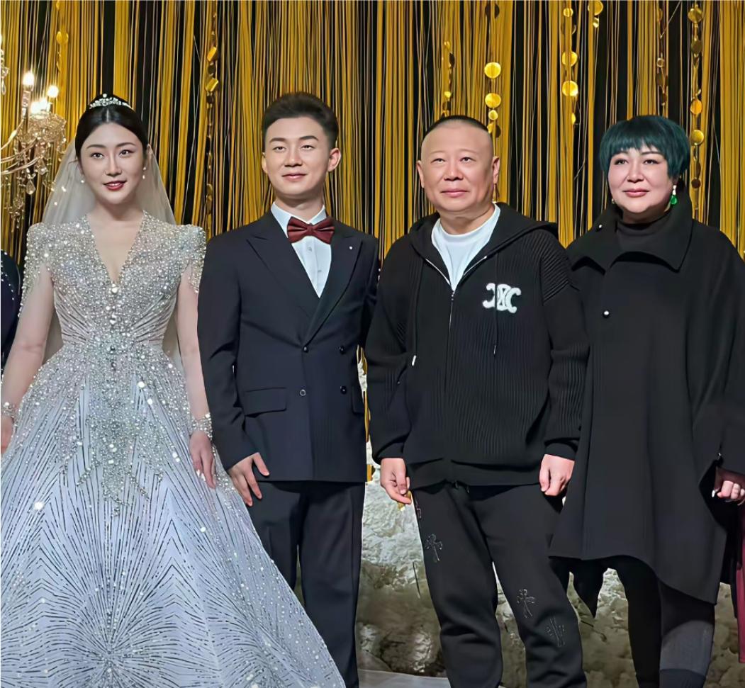 德云社陶阳大婚，郭德刚携带全家人参加，郭麒麟被现场催婚，陶阳婚礼结尾时，新娘扔捧