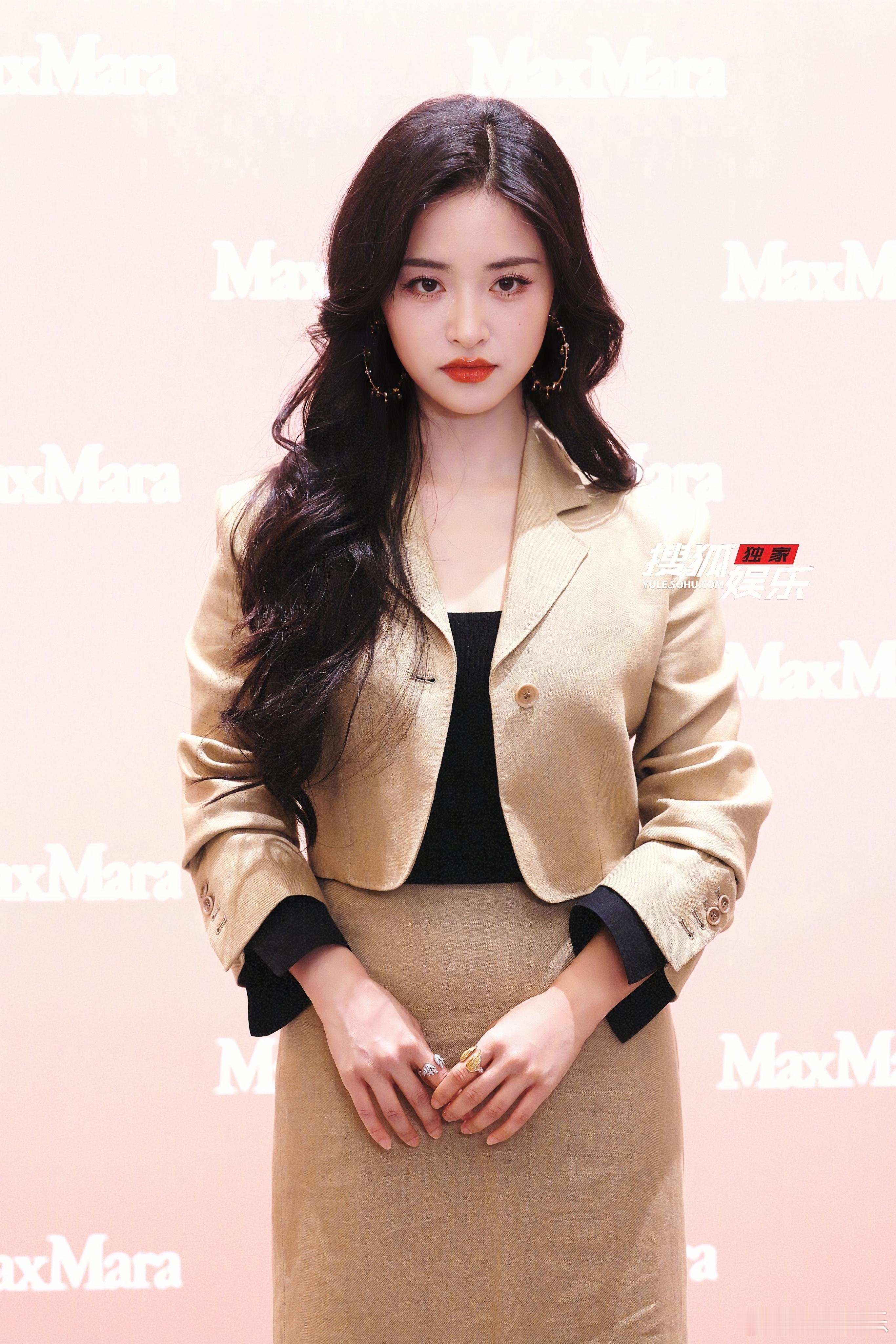 沈月就让一直冷脸的我们👊🏻