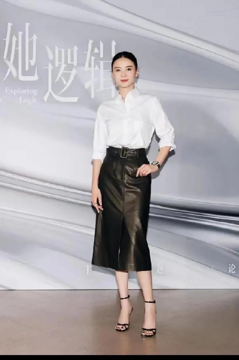 宋佳又赢麻了！白衬衫+皮裙，精准踩中80后审美点谁懂啊！宋佳这套白衬衫+皮