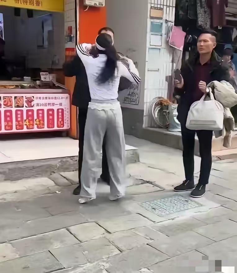 河南一女子婚内出轨被老公发现，两人火速离婚，结果剧情反转。她没跟情人双宿双飞，反