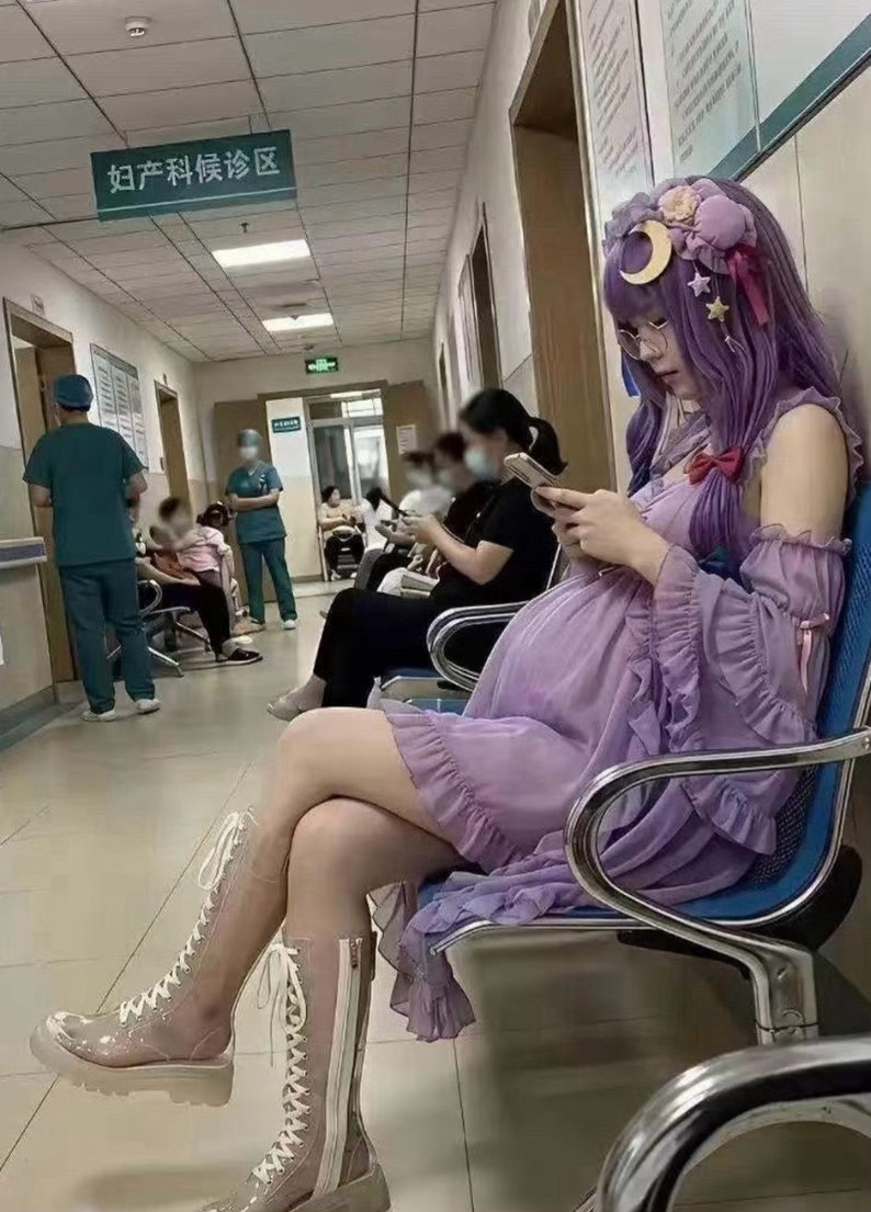 现在的孕妇都这么时髦的吗？我表示欣赏不来！！！