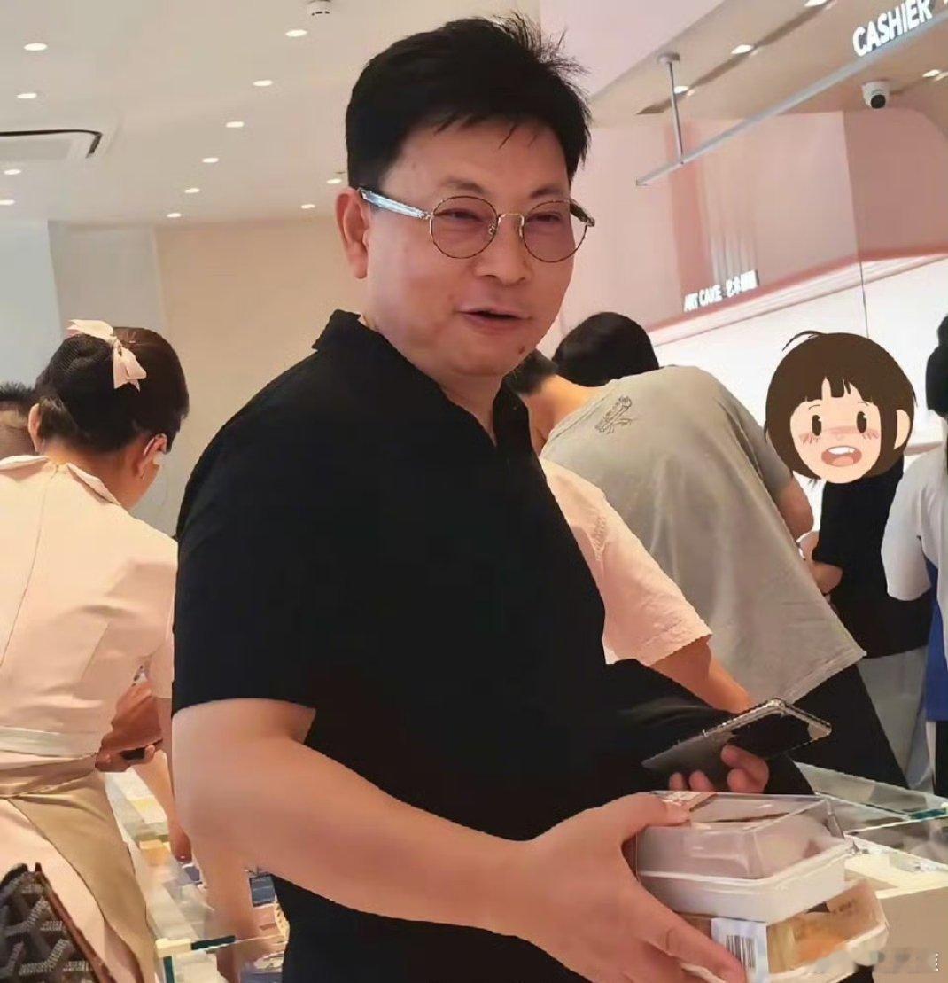 网友在深圳福田cocopark商场负一层的好利来偶遇余承东，原来余总是专程去看商