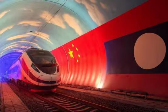 全世界都在说美国衰落了，但其实只有我们中国人有资格说这句话。1992年，美国的经