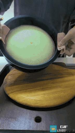 近日江苏，一位女子的电饭锅蒸蛋糕初体验，直接惊艳全网！闲着无事的她，刷到电饭