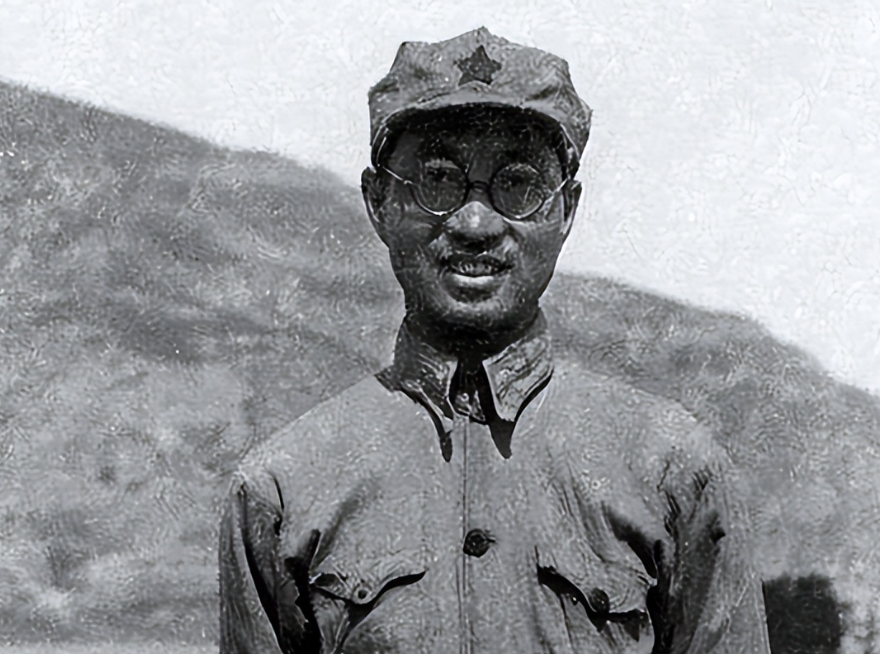 一次，陈赓用白水萝卜招待彭老总，自己却躲在房间里大口吃肉，彭德怀大怒：“好你个陈