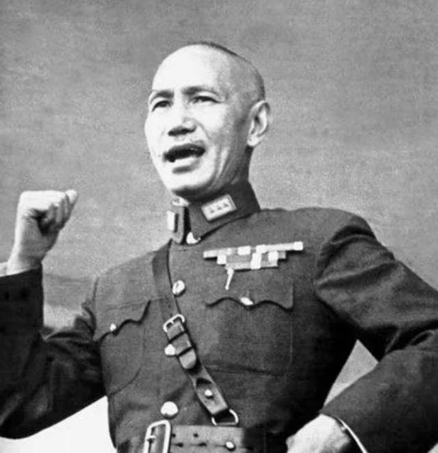 杜聿明：“校长，郭汝瑰是共党”。蒋介石：“理由呢”。杜聿明：“他太清廉，不贪污