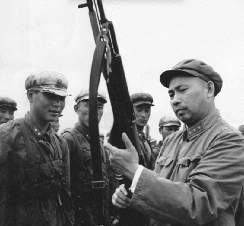 张云逸辞去广西军区司令职务，主动向组织推荐昔日部下，他认为李天佑能够胜任这一重任