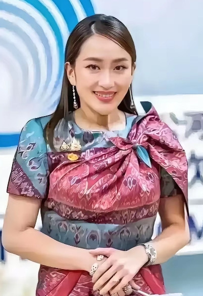 佩通坦面临抉择，“录音门”大结局将至。被“叔叔”洪森坑了一把的她，正当着全泰国的
