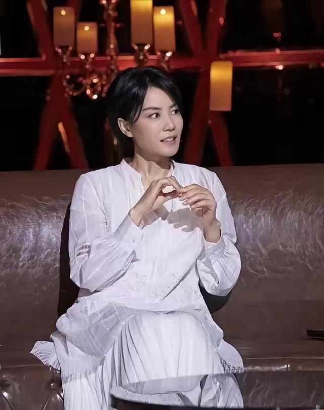 1997年，王菲以6000w的天价，签约百代唱片公司。拿到钱的第一时间，她跑到北