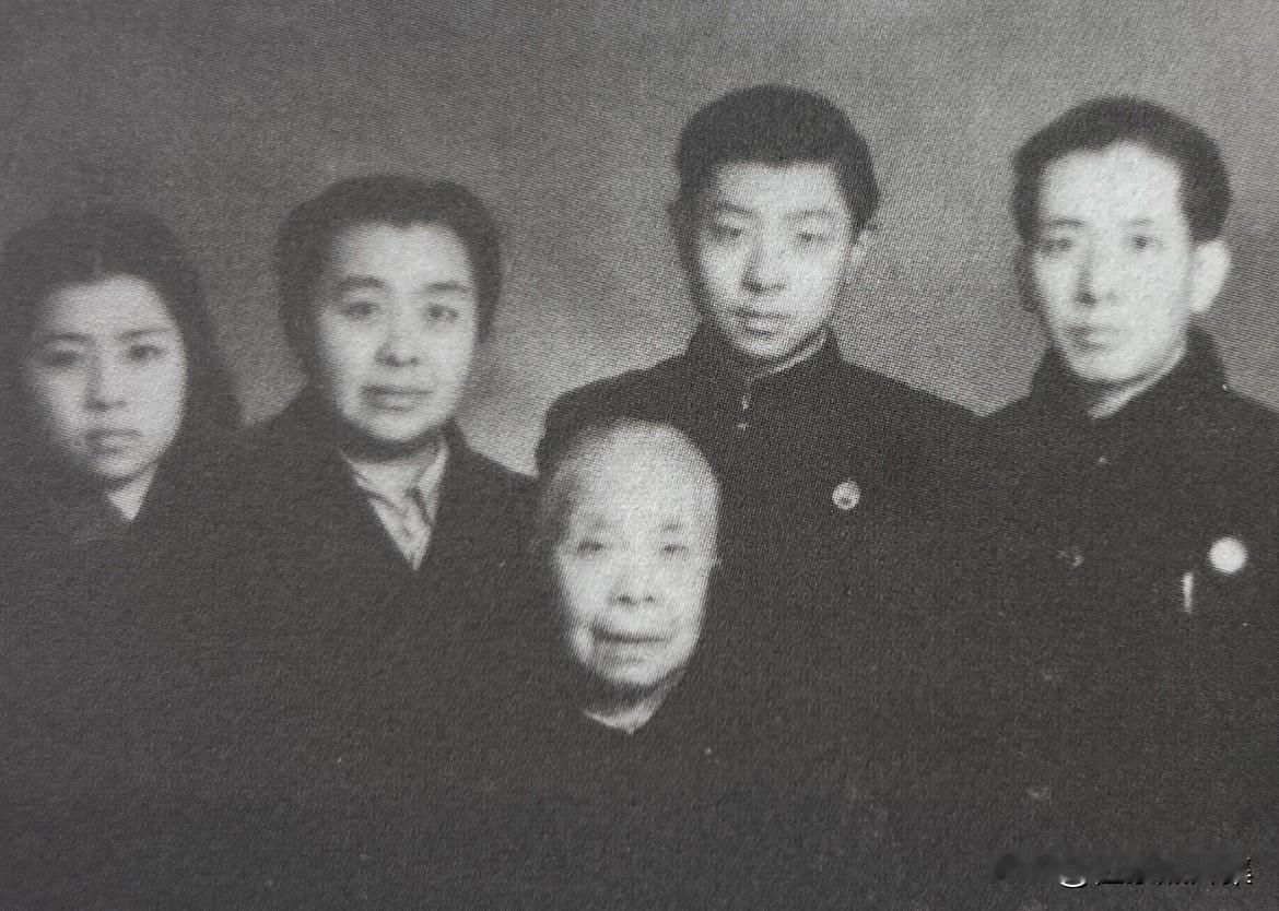 1950年1月，丁玲全家在北京合影。前排坐者：丁玲的母亲，后排右起：陈明、蒋祖林