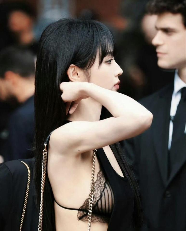 看到田曦薇在米兰秀场那身造型了吗？深V、豹纹，眼神里没有一丝怯场。这哪还是你