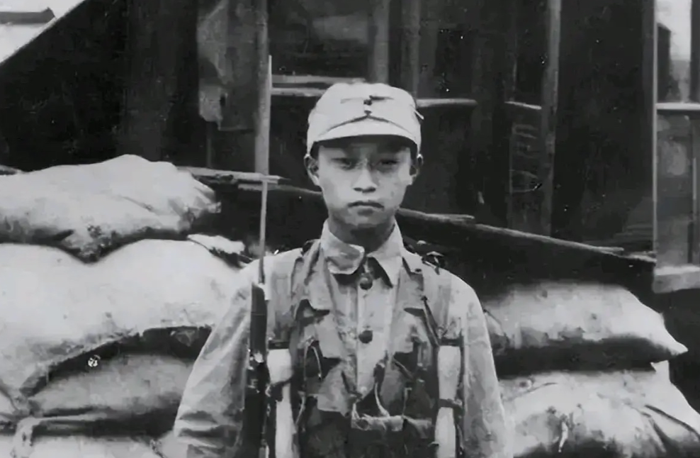 1938年，台儿庄战役，16岁的“狼兵”韦容松正在巡逻，途中他碰到了由6名日军组