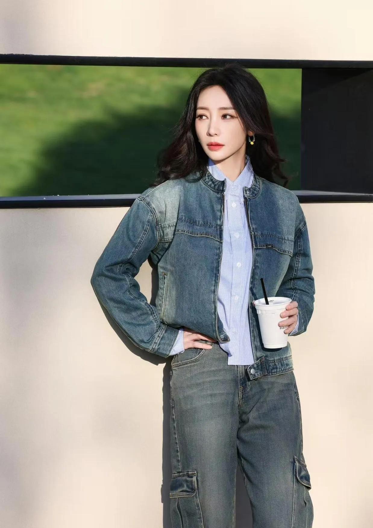 谁还说柳岩只会走性感风？一身牛仔套装又酷又飒，直接美回20岁！柳岩穿搭女