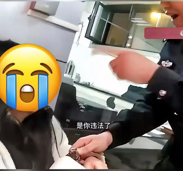 见过贪心的没见过这么离谱的！女子在服装店来来回回扎进试衣间，原来不是挑款式，竟是