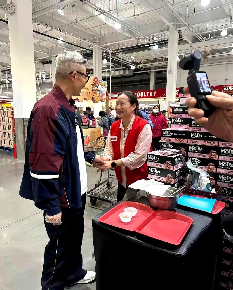 上海台前综艺一哥程雷昨日在高端连锁超市“开市客”购物被营业员认出，程雷表现大方。