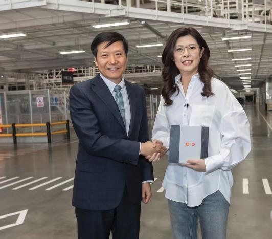 郑丽文访问大陆，收到的礼物主要有:一是参观小米汽车工厂收到了雷军亲自赠送的