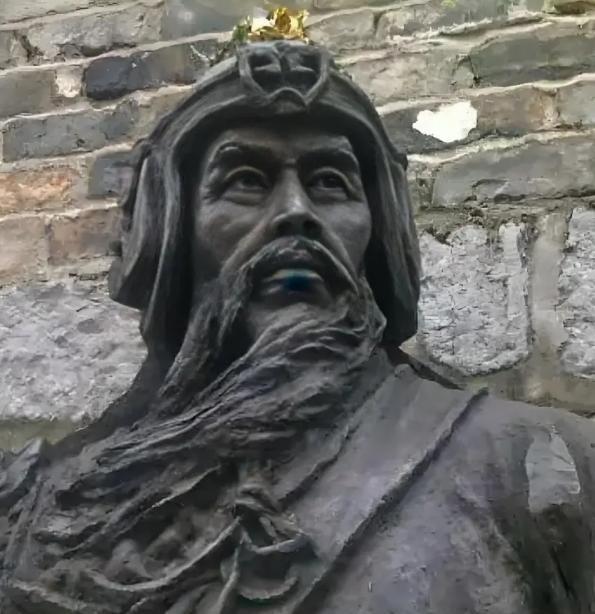 洪武二十五年，蓝玉刚交出兵符，转头就对老婆低声交代：“我在城外藏了三千死士，你马