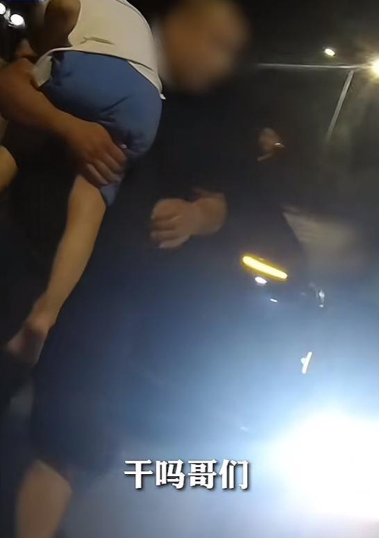 “没想到上央视了！”辽宁，一辆警车将停下等红绿灯，对面一辆黑色轿车却压双实线逆向