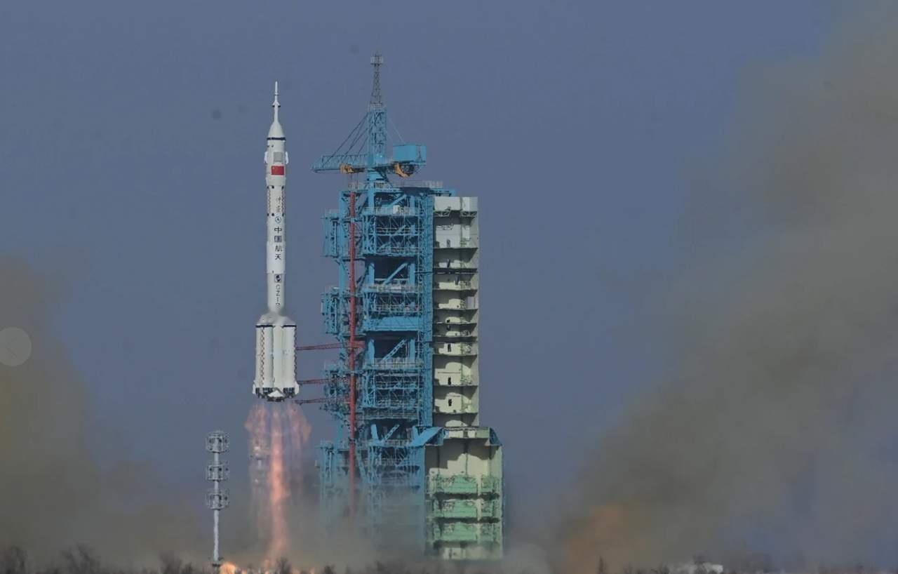 美国人估计能破防。神舟飞船成功发射，把3名宇航员给接回了地球。这3人因为原定飞船