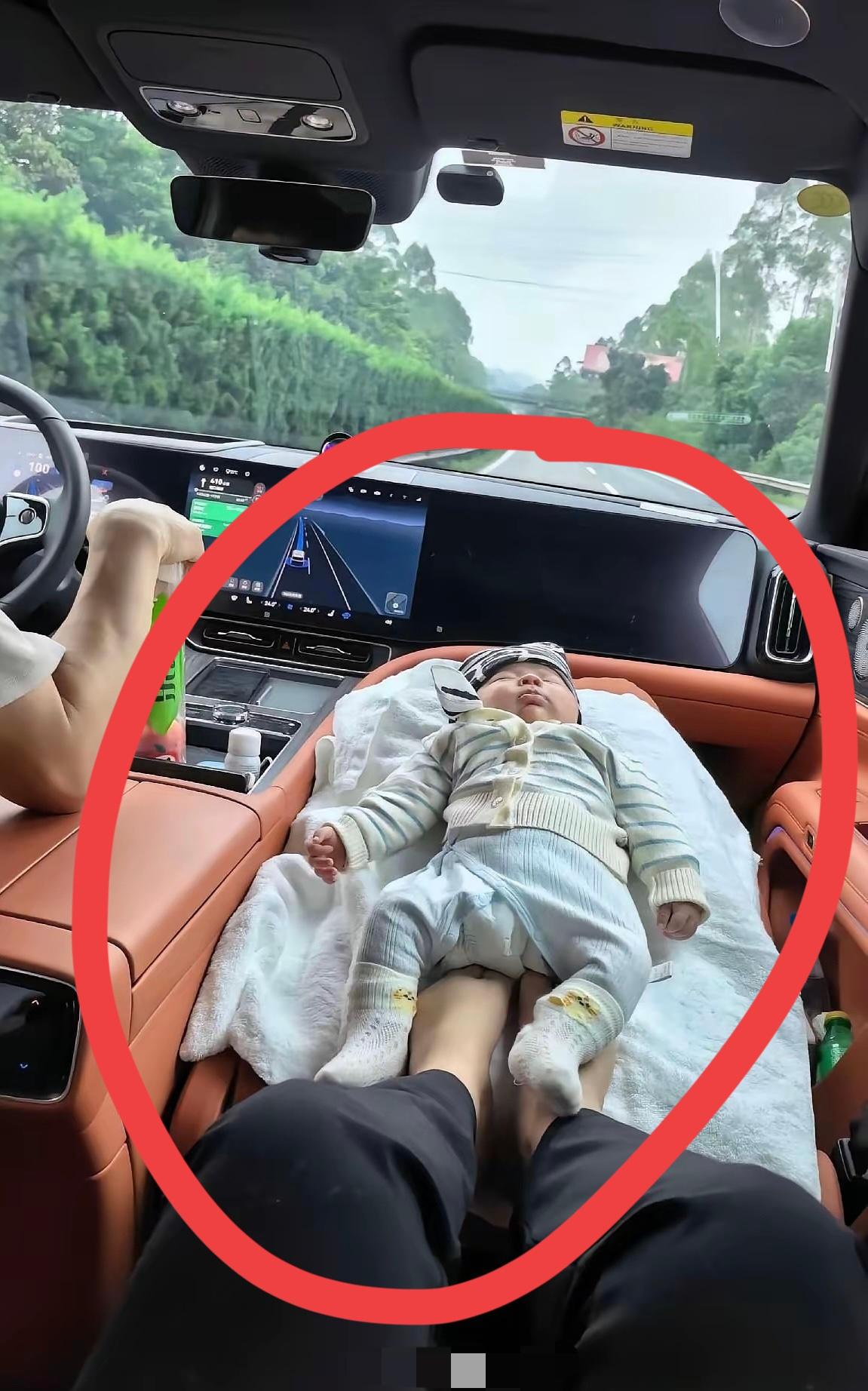 看到这张图，应该说有些人做父母要先考试合格再上岗。买了一台豪华宽大的新能源车，老